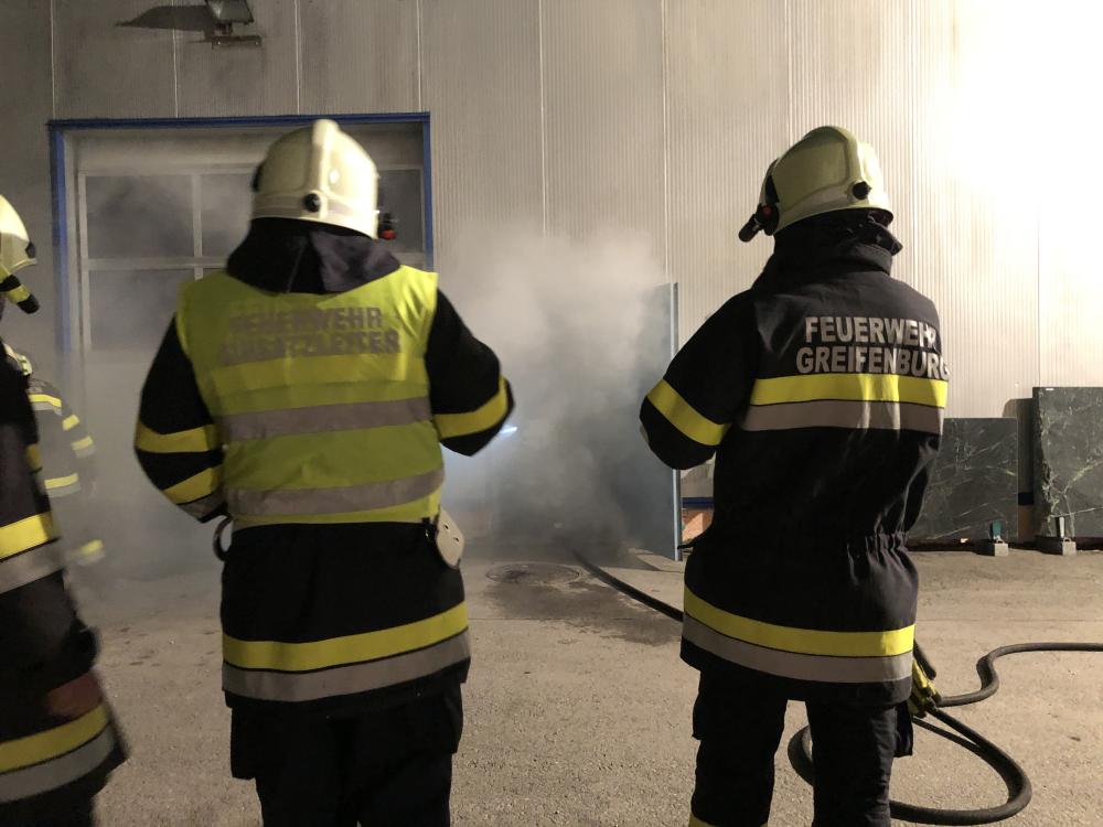 Schwelbrand mit eingeklemmter Person